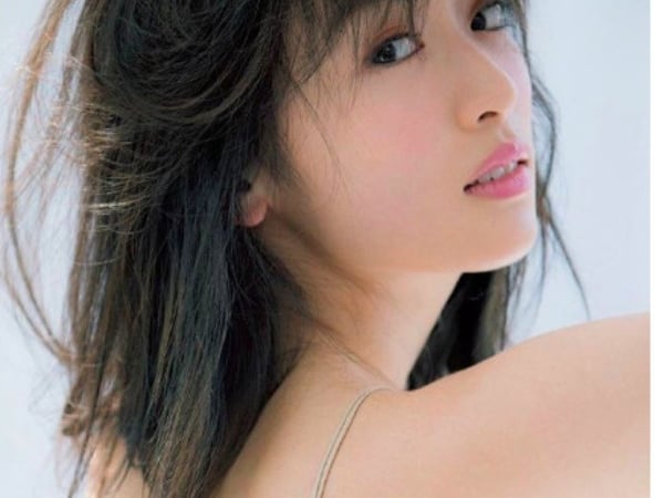 「真人版娜美」F 罩杯女星泉里香，親授胸部大女孩 3 大穿搭重點，妳都學起來了嗎？