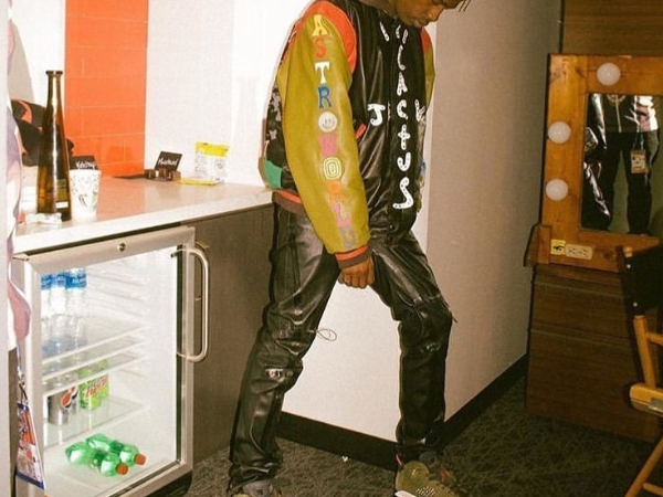 同場表演穿搭兩樣情！Travis Scott 腳踩最新 Jordan 聯名鞋款登上超級盃中場秀