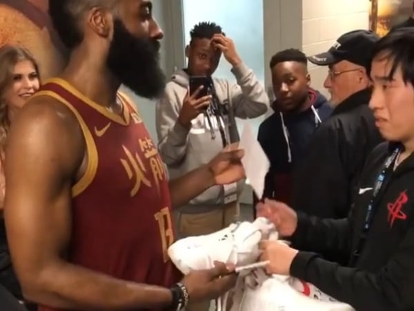 誰說他只會買犯?!James Harden 暖心舉動逼哭粉絲 球迷:「下次看NBA也要自製看板!」