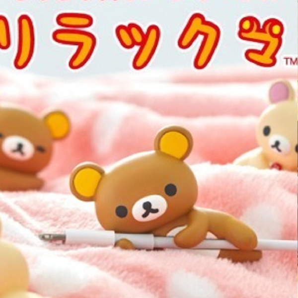 抓著充電線姿勢太可愛！日本全新推出懶懶熊、角落生物 iPhone 線保護套萌翻網友！