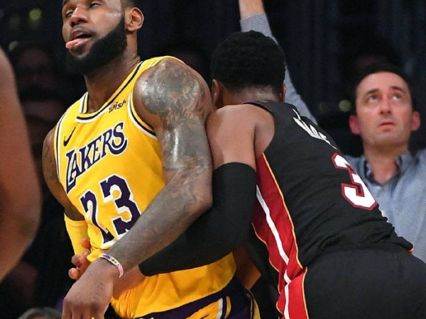 詹皇韋后恩愛全輯!LeBron 大讚明星賽隊伍陣容強 調侃「Wade 是選秀中最差的部分」!