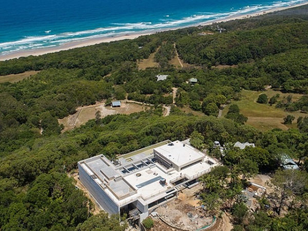 堪稱是復仇者聯盟總部!克里斯漢斯沃一家五口將住進 4.2 公頃「百貨公司等級」臨海豪宅!