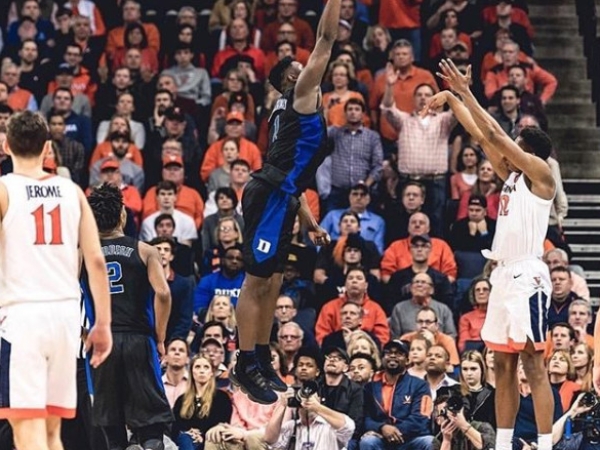 完全不科學!「詹皇 2.0」Zion Williamson 上演超噁心火鍋秀 坐在場邊的詹皇都忍不住讚賞!