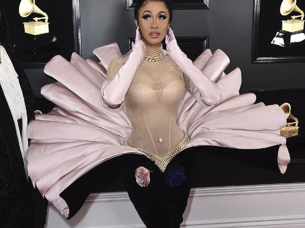 Lady Gaga 上場前先暴哭!女星齊亮相葛萊美紅毯 Cardi B 大膽舔舌 Offset 宣布夫妻和好!
