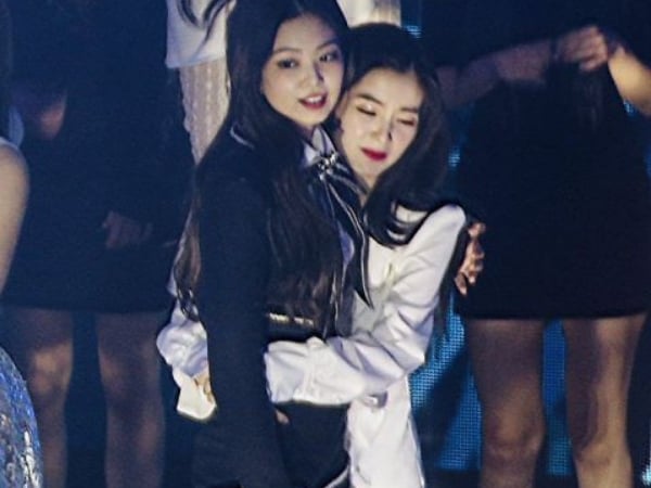 Irene 和 Jennie 一起揹的這款「姊妹包」被神出來了，竟然只要 4000 台幣有找！？