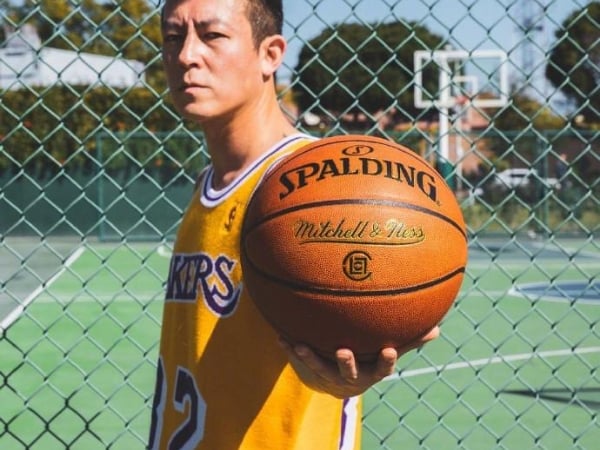 陳冠希帥氣著用 CLOT x Mitchell & Ness 聯名湖人球衣　針織布料打造復古紫金戰袍風情！