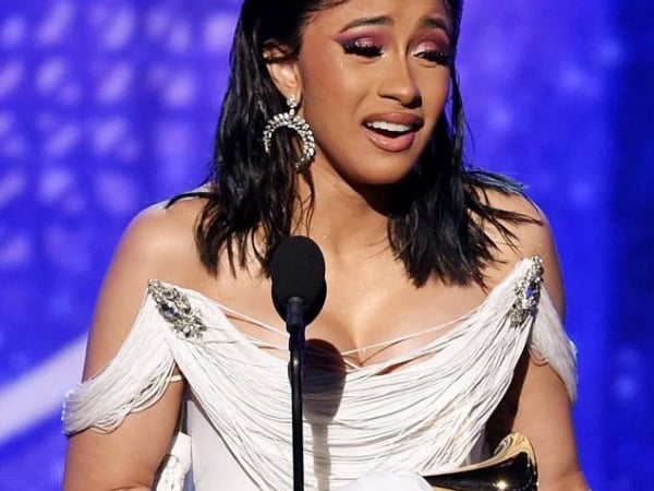 話題女王 Cardi B 成史上第一位奪最佳饒舌專輯女星！領獎時哭：「或許我應該來點大麻？」