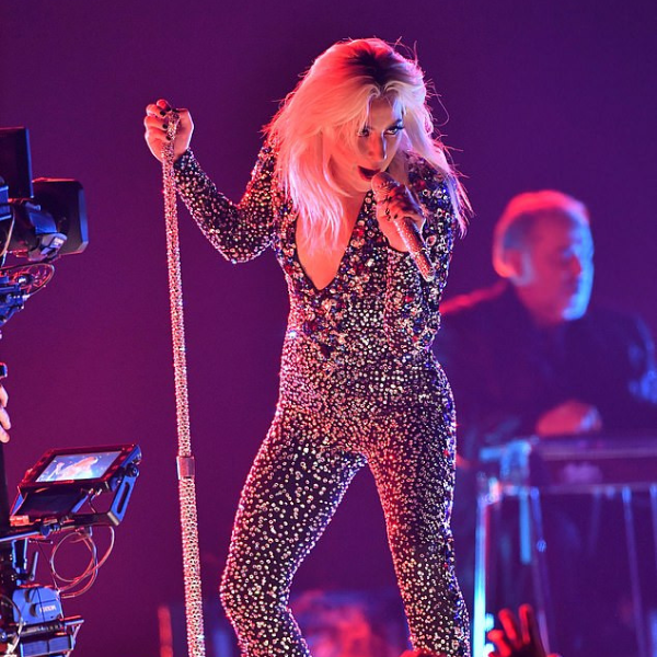 狂甩頭！Lady Gaga 葛萊美表演〈Shallow〉全新搖滾版　網友驚：歌喉怎麼可以這麼穩？