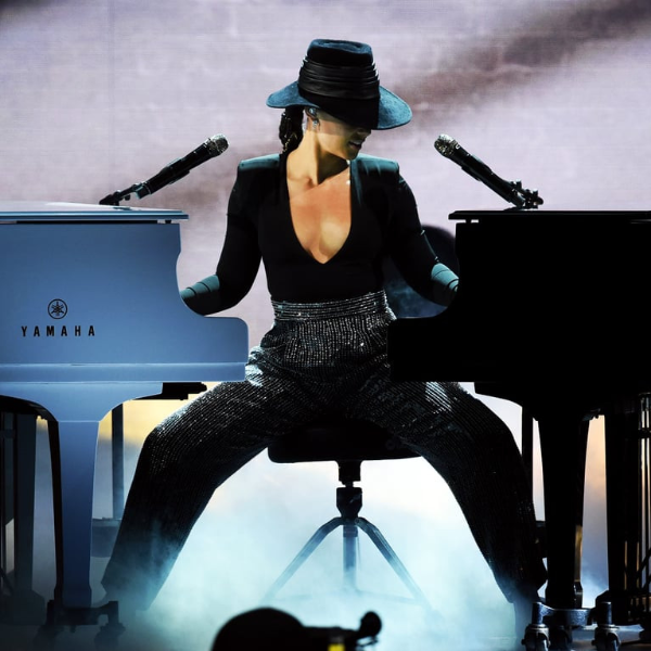 Alicia Keys 這段演出讓所有人都掉了下巴　她「一次彈兩架鋼琴」並唱了你也聽過的超經典名曲！