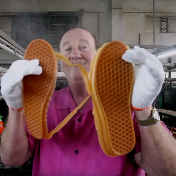 鬆餅膠底這樣做的！直擊 Vans 鞋款製作過程  鞋迷：「比擠粉刺的影片還療癒啊！」