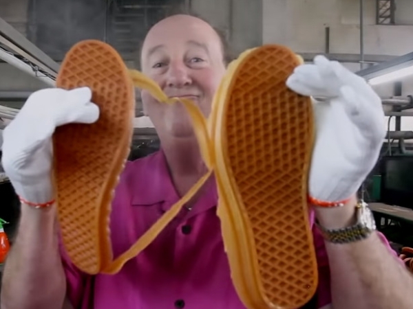 鬆餅膠底這樣做的！直擊 Vans 鞋款製作過程  鞋迷：「比擠粉刺的影片還療癒啊！」