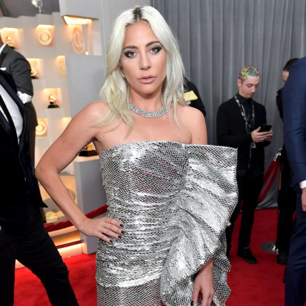 太尷尬！Lady Gaga 在葛萊美紅毯被記者問了「不是問題的問題」引網友怒轟：你的禮貌呢？