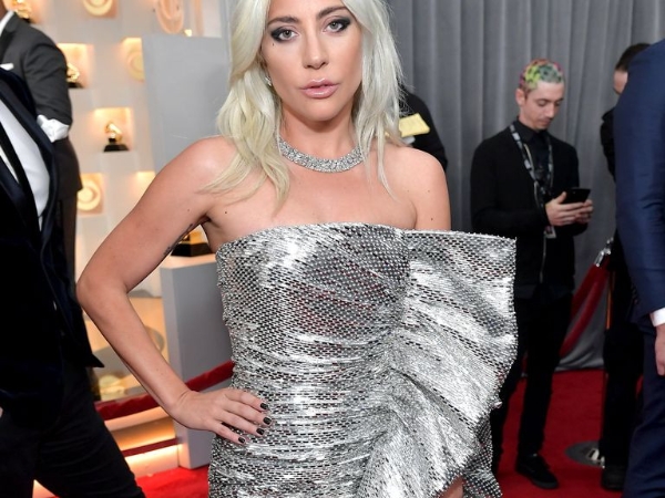 太尷尬！Lady Gaga 在葛萊美紅毯被記者問了「不是問題的問題」引網友怒轟：你的禮貌呢？