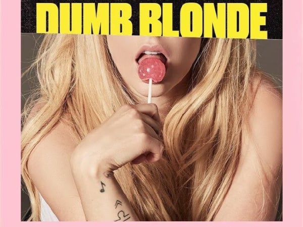 新鮮組合!艾薇兒合作妮姬米娜新歌〈Dumb Blonde〉曝光 龐克公主一秒變嗆辣!