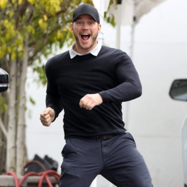 幽默暖男！「星爵」克里斯普瑞特發現狗仔偷偷跟拍　當下立刻對著鏡頭開心比讚回應！