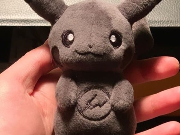 【 J 個稀好貨】「暗黑皮卡丘」變吊飾？潮流大師藤原浩 X《 Pokémon 》有望推出縮小版本，這沒有不入手的理由吧！