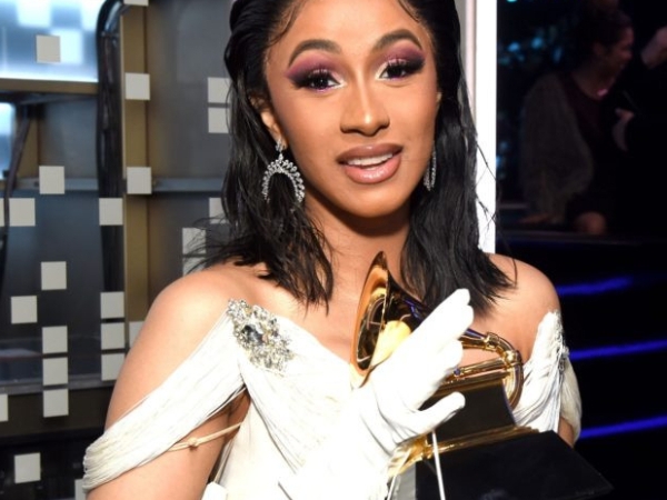 受不了酸民辱罵！Cardi B 激動刪掉 IG：「老娘就算懷孕為了專輯好幾個月都沒時間休息！」