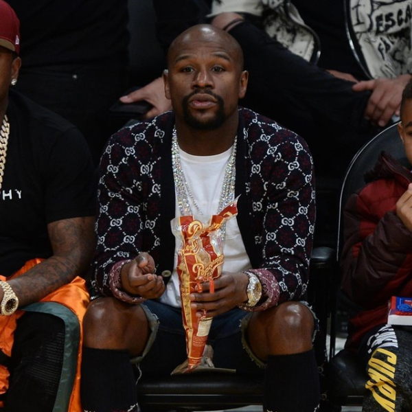 時尚精品 GUCCI 高領毛衣掀種族爭議，拳王梅威瑟意外不抵制：「我只想做自己！」引發歌手五角痛批