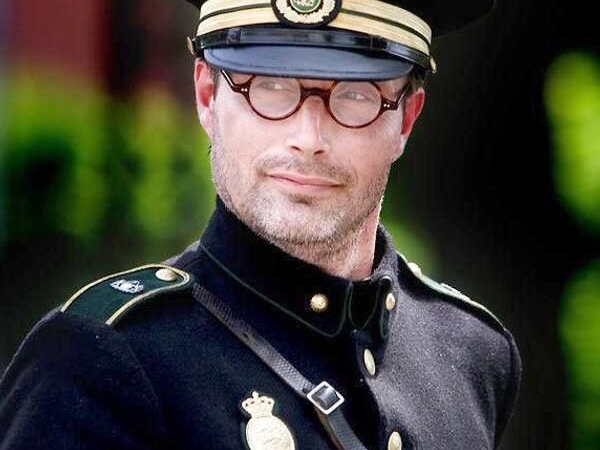 還記得《奇異博士》反派卡西流斯嗎？53 歲帥氣大叔演員 Mads Mikkelsen 軍裝電翻網友！