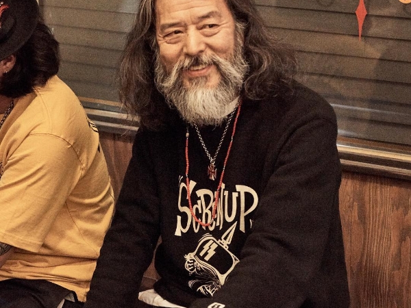 亞洲最潮爺爺！65 歲大齡 Model 成為各大品牌爭搶的對象，網友：「爺爺比我男友還帥！」