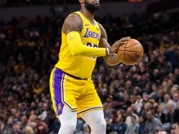 皇上也慌了？詹皇站上罰球線被球迷大喊「Kobe 比你猛」　第一罰直接失誤當場落漆