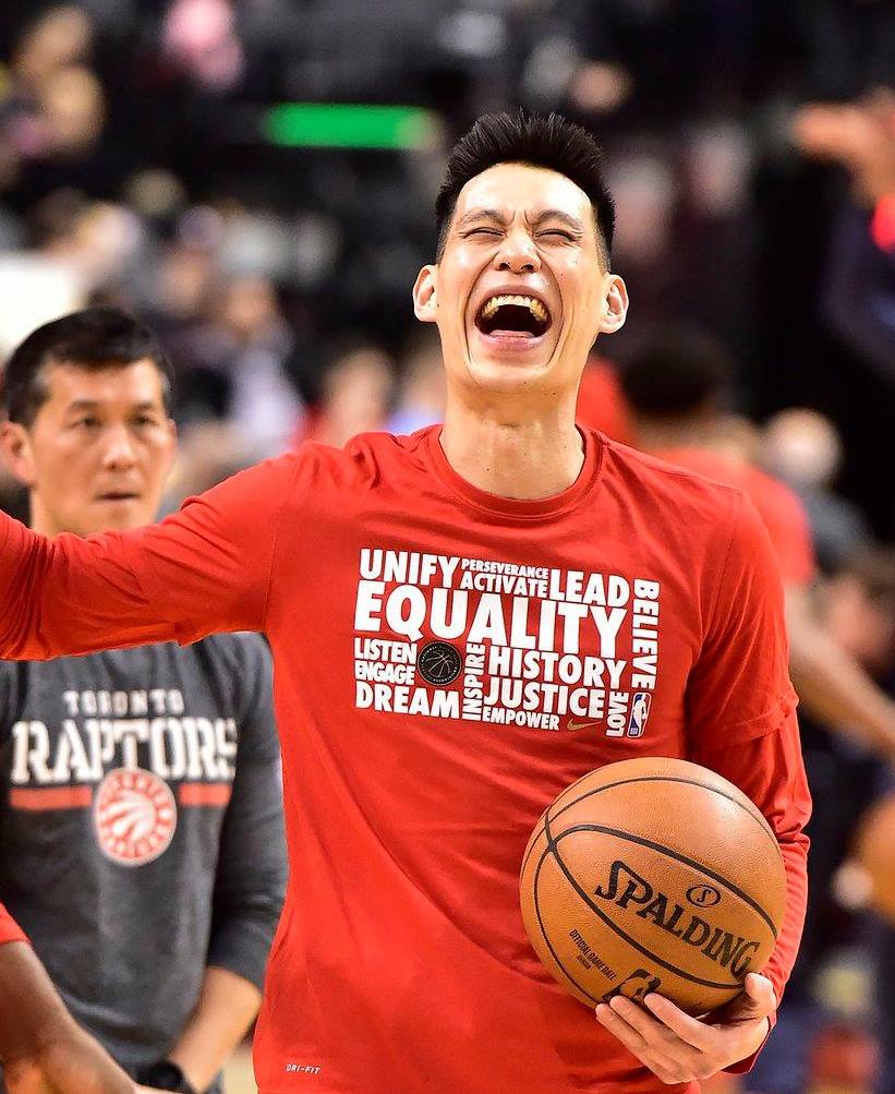 入境隨俗！林書豪暴龍初登場打出高效率表現　連球隊「賽前的詭異儀式」他都學會了！