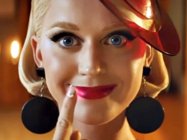 情人節鉅獻!Katy Perry 新歌〈365〉化身機器人與 Zedd 談戀愛 粉絲嘆:結局竟然是悲劇!