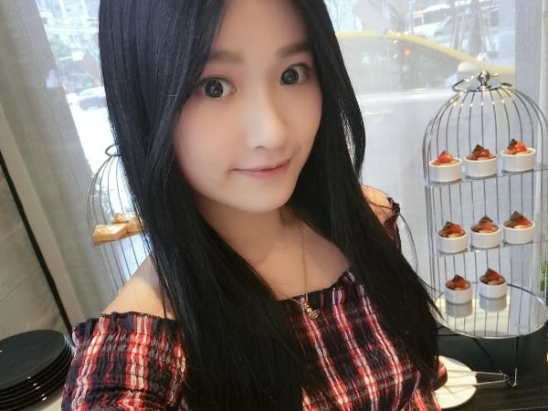 曾任美女教師？「艾瑞絲」短裙教書遭批「穿著暴露」　委屈直言：台灣是一個那麼保守的地方嗎？