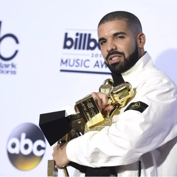 【J個稀好貨】上千顆藍鑽石鑲好鑲滿！Drake 狠砸 1,200 萬台幣訂製自創品牌 iPhone 手機殼