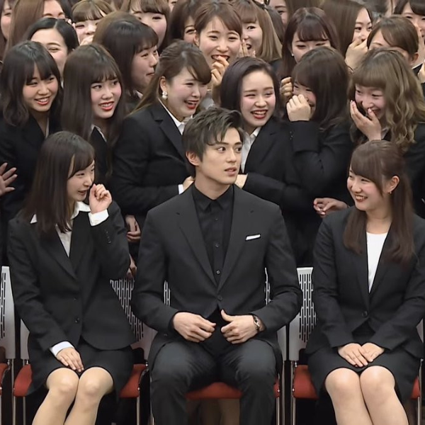 推特熱議「女生看到帥哥一出現的集體反應」　日本網友：這一瞬間太寫實了！