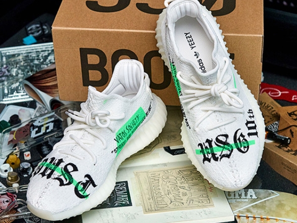 村上隆也改造過的 YEEZY BOOST 350 V2,這 7 位藝術家會玩出什麼新花樣?