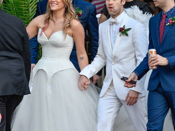 最像 Gay 的直男！《歡樂合唱團》達倫克里斯結婚　與女友愛情長跑 8 年半終於步入禮堂！