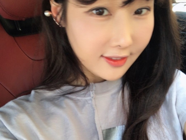 這位美女牙醫竟然已經 50 歲了！凍齡秘訣就是在家狂做「這 3 件事」！和女兒站在一起簡直同屆啊～