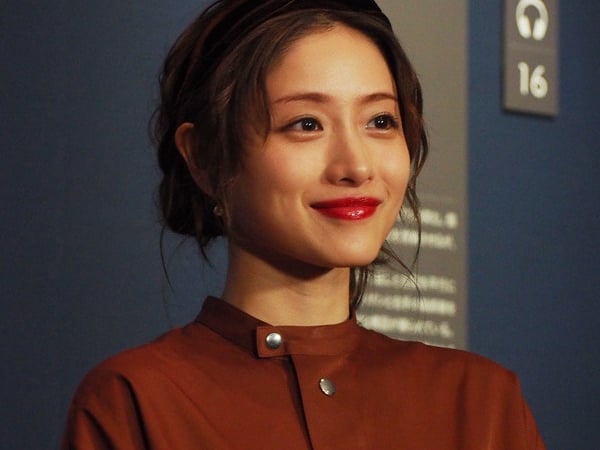 你不會相信她只有 157cm！穿搭教科書「石原聰美」2018 日劇造型兩分鐘一次學會