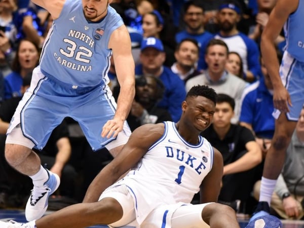 超扯力量！「詹皇 2.0」Zion Williamson 一開賽就單腳把鞋穿破　讓場邊的歐巴馬都驚呆了