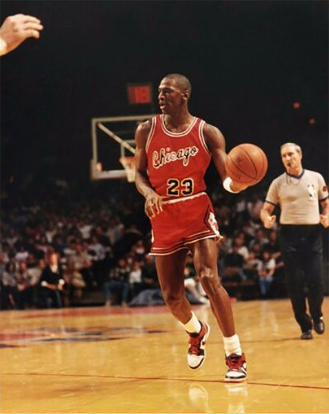 「神穿過的球鞋」！Michael Jordan 1985 年親著的 Air Jordan 1 黑頭現正競標中