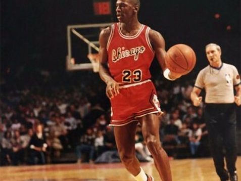 「神穿過的球鞋」！Michael Jordan 1985 年親著的 Air Jordan 1 黑頭現正競標中