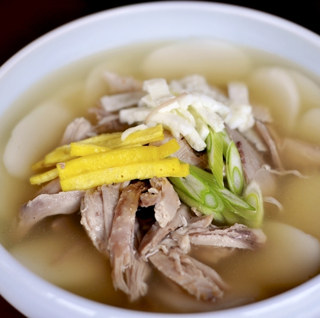 韓國飲食文化的 100 個事典　祭祖、新年必吃的「年糕湯」