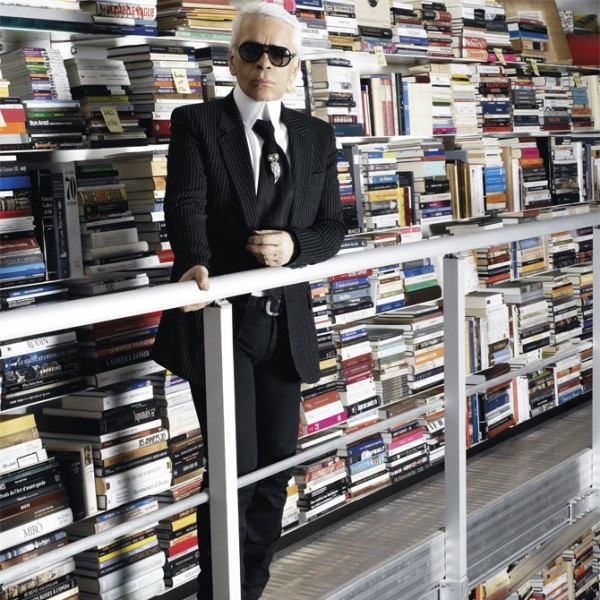 簡直是圖書館等級！老佛爺逝世後的驚人遺物　時尚大帝豪宅中堆放多達 30 萬本藏書！