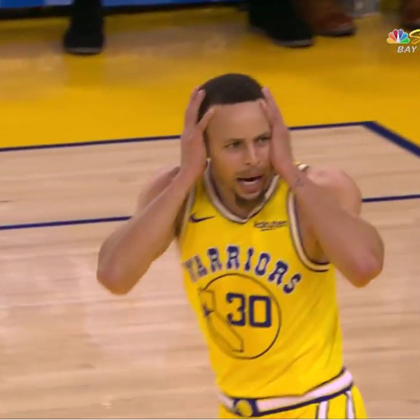 「萌神」發功！NBA 球星 Curry 上演雙手暴扣　被自己的灌籃嚇到當場驚呆！