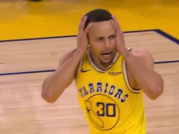 「萌神」發功！NBA 球星 Curry 上演雙手暴扣　被自己的灌籃嚇到當場驚呆！