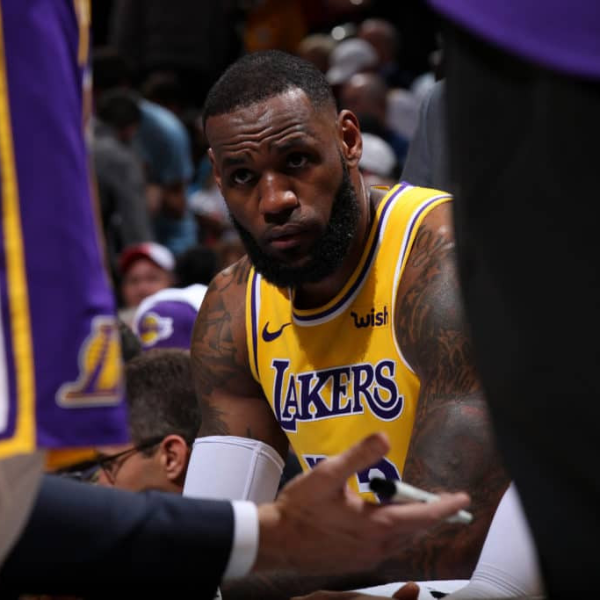 危險至極！詹皇起跳搶籃板被 CP3「硬扯手臂」　痛苦倒地不起讓球迷嚇出一身冷汗！