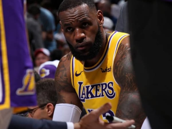 危險至極！詹皇起跳搶籃板被 CP3「硬扯手臂」　痛苦倒地不起讓球迷嚇出一身冷汗！