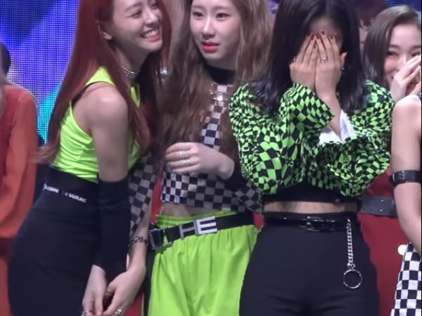破歷史紀錄！ITZY 出道 9 天就奪冠「同時掩面超驚訝」　天使老么 Yuna 全程甜笑安慰痛哭姊姊！