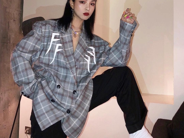 要逗妳笑實在太難！兩位臭臉穿搭達人告訴你　不笑也是一種時尚配件！