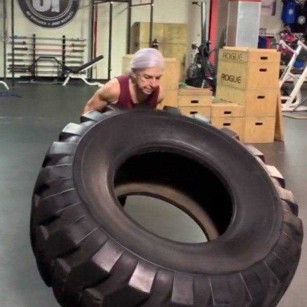 這個阿嬤可能比你還強！72 歲奶奶堅持每天跑健身房　花 3 周就練好拉單槓標準動作！