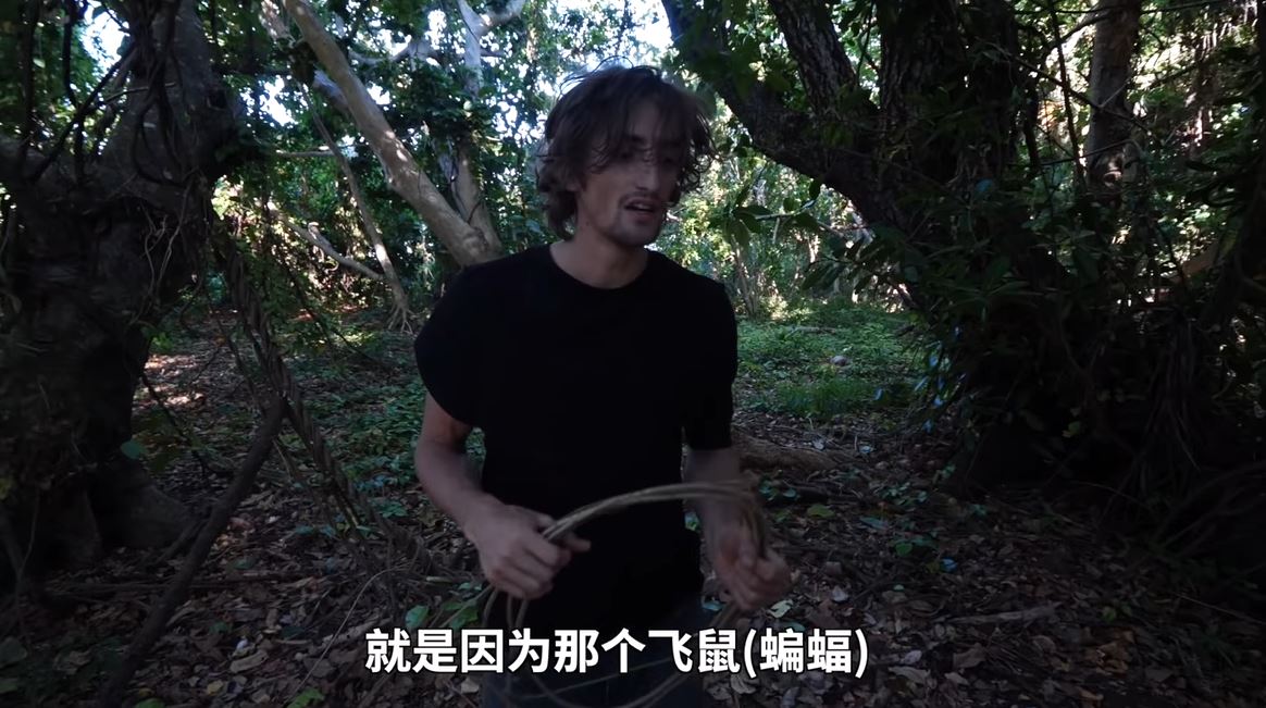 越過鯊魚海！ 法國網紅「信誓蛋蛋」荒島求生成功「第一餐」狂灌水　網淚崩：好心疼