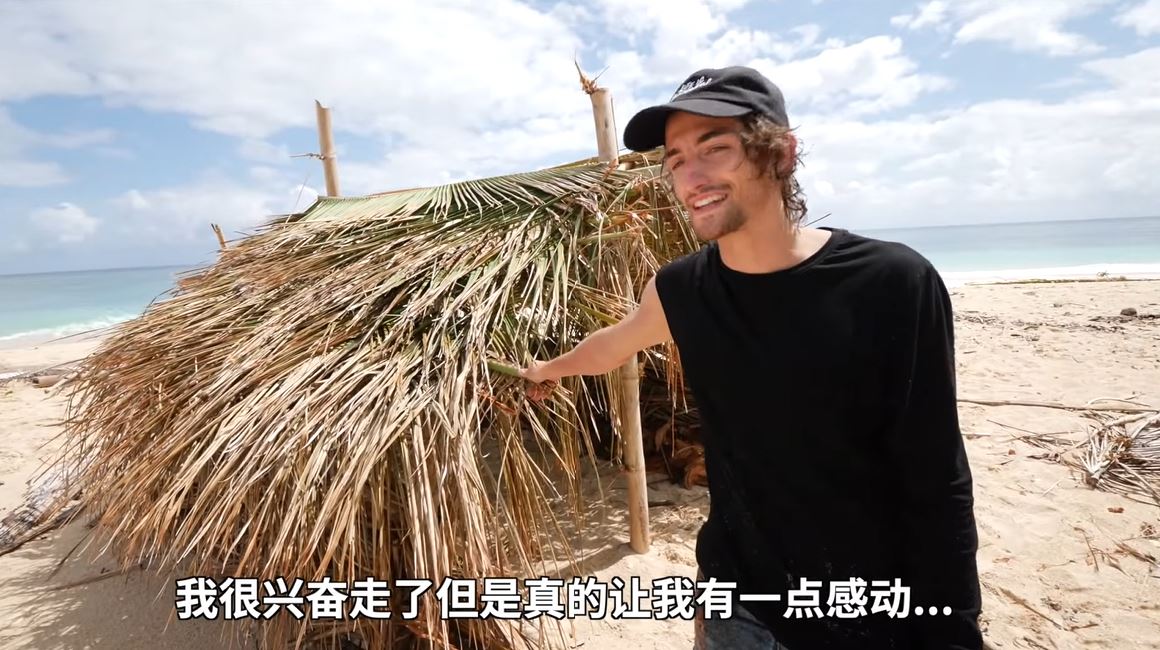 越過鯊魚海！ 法國網紅「信誓蛋蛋」荒島求生成功「第一餐」狂灌水　網淚崩：好心疼