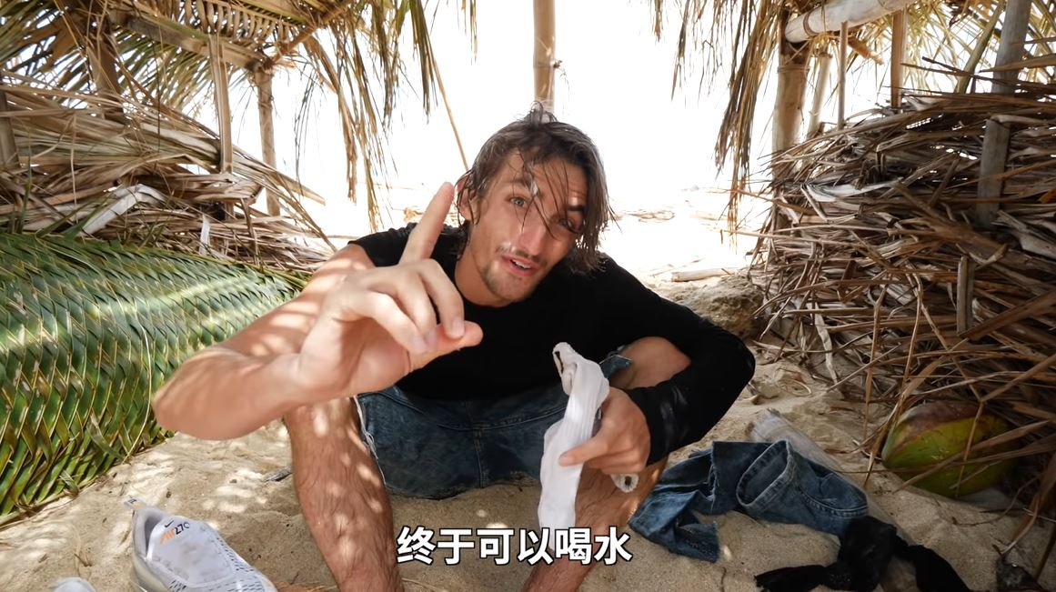 越過鯊魚海！ 法國網紅「信誓蛋蛋」荒島求生成功「第一餐」狂灌水　網淚崩：好心疼