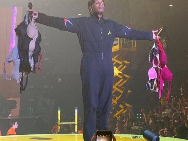最強內衣收割機!饒舌歌手 ASAP Rocky 帥到女粉絲都把持不住 狂扔胸罩上台給他!
